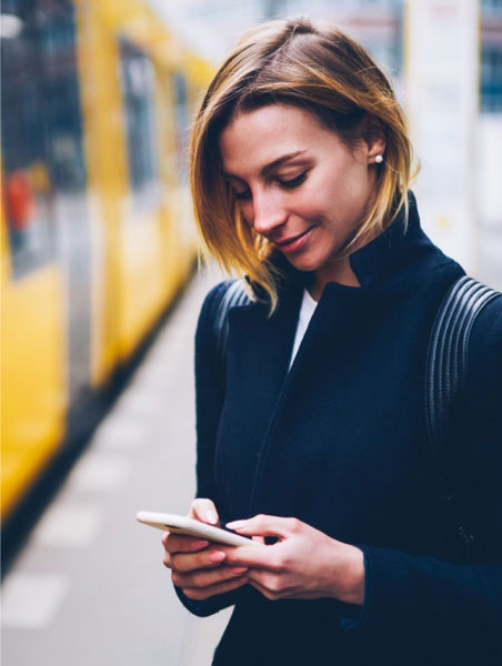 Une femme utilisant un téléphone