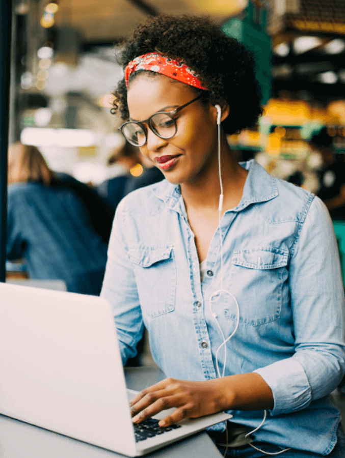 Person som bruker TotalAV&trade; Antivirus