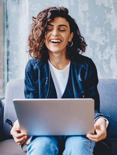 Person använder TotalAV&trade; Antivirus