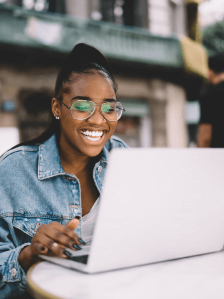 Person använder TotalAV&trade; och ler