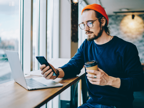 Person använder TotalAV&trade; på ett café