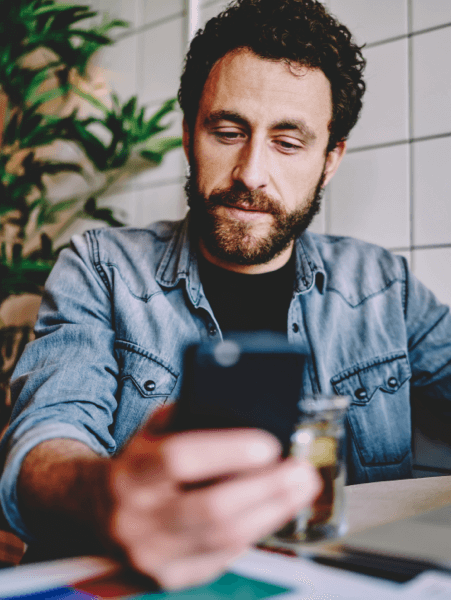 Mobil telefonda TotalAV&trade; kullanan biri