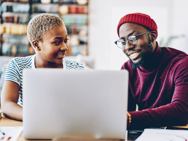 Güvenli Parola Yöneticisi TotalAV&trade; kullanan kişiler